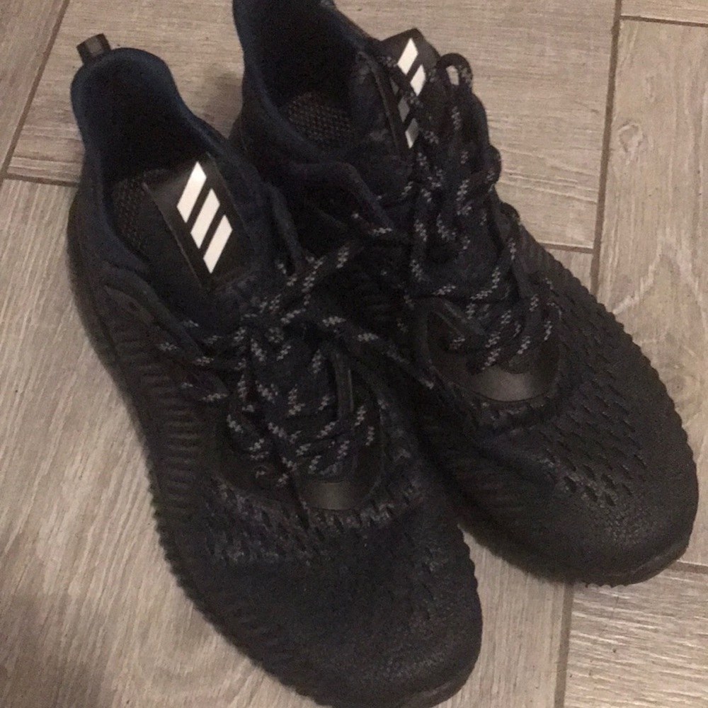 Men’s size 9 Adidas alphabounce
